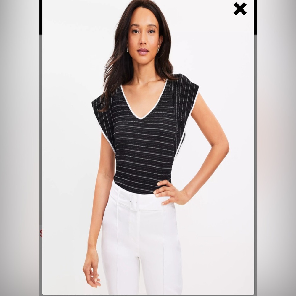 LOFT BLACK AND WHITE STRIPED FLUTTER SLEEVE VNECK TOP SIZE MEDIUM NWT